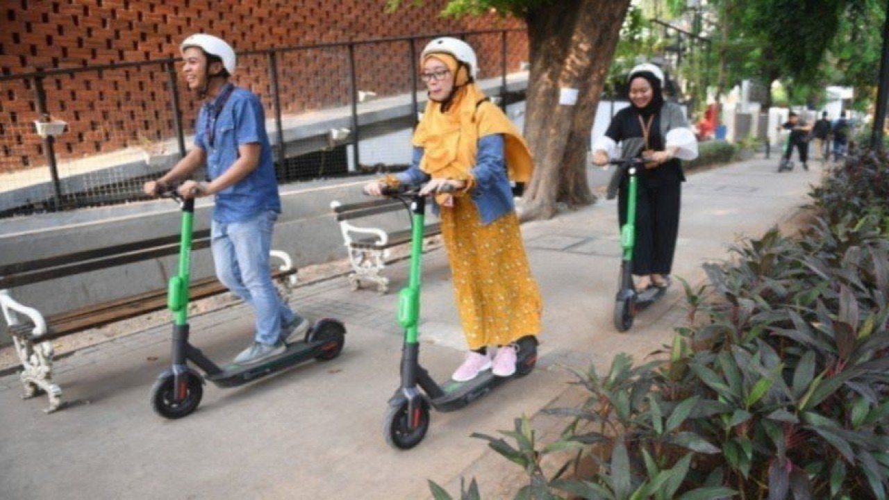 Ilustrasi - Pengguna menggunakan otopet atau skuter listik di Jakarta. (ANTARA FOTO/Akbar Nugroho Gumay/foc)