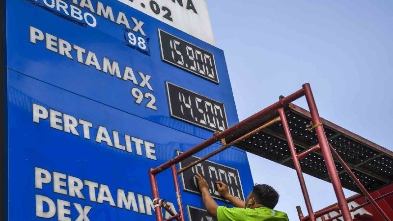 Ilustrasi: Petugas mengganti papan informasi jelang kenaikan harga Bahan Bakar Minyak (BBM) di sebuah SPBU, Jakarta. ANTARA FOTO/Galih Pradipta/wsj.
