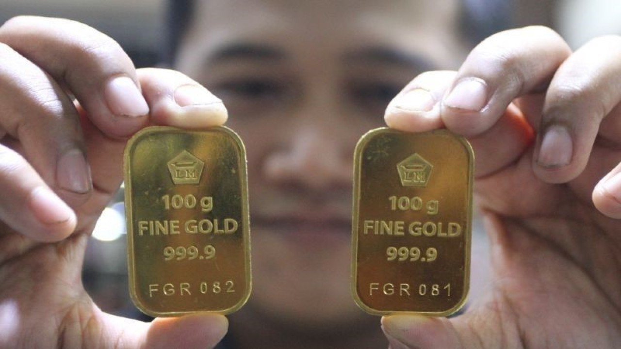 Ilustrasi: Pramuniaga menunjukkan emas batangan Aneka Tambang (Antam) untuk investasi di sebuah gerai emas di Malang, Jawa Timur. (ANTARA FOTO/Ari Bowo Sucipto/hp.)