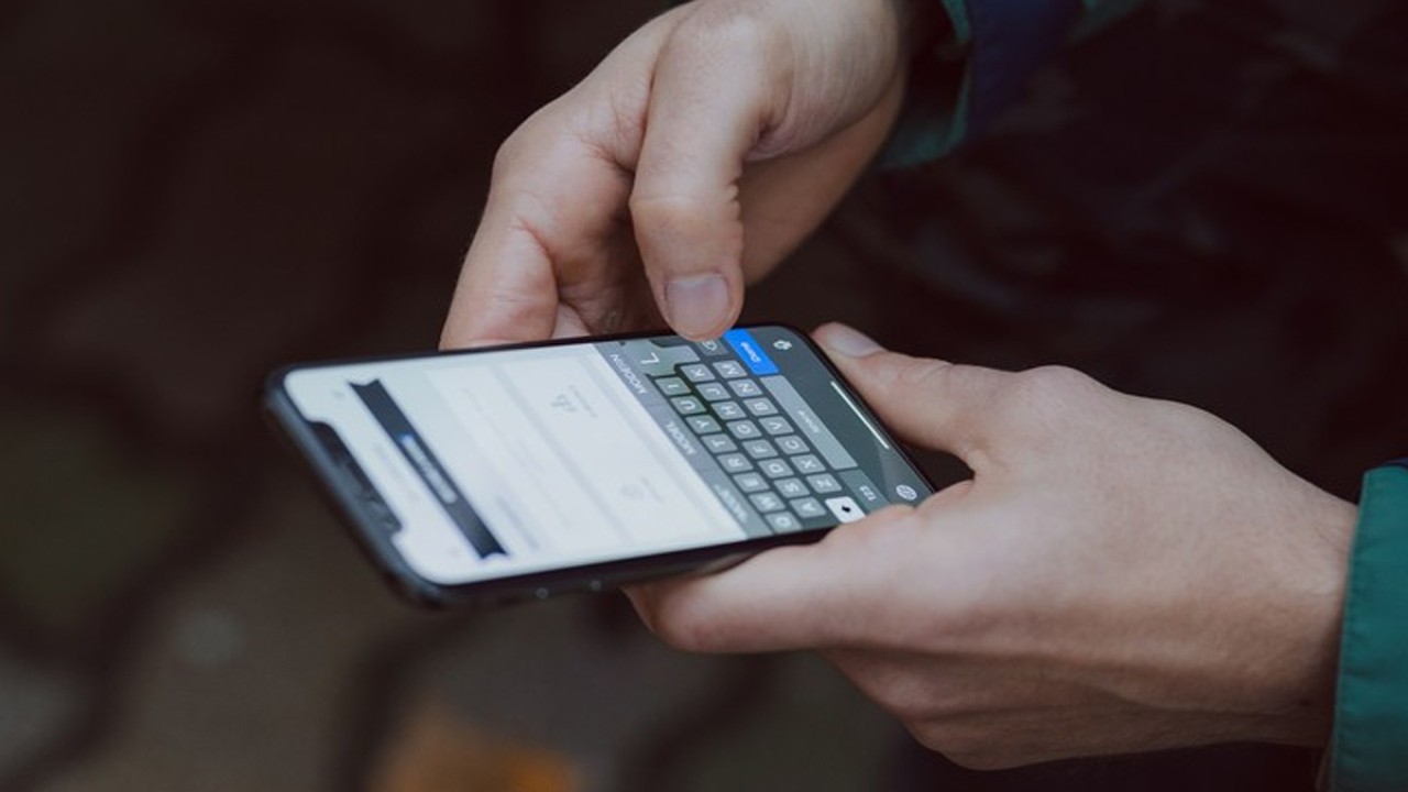 Ilustrasi, sedang membaca pesan whatsapp. (net)