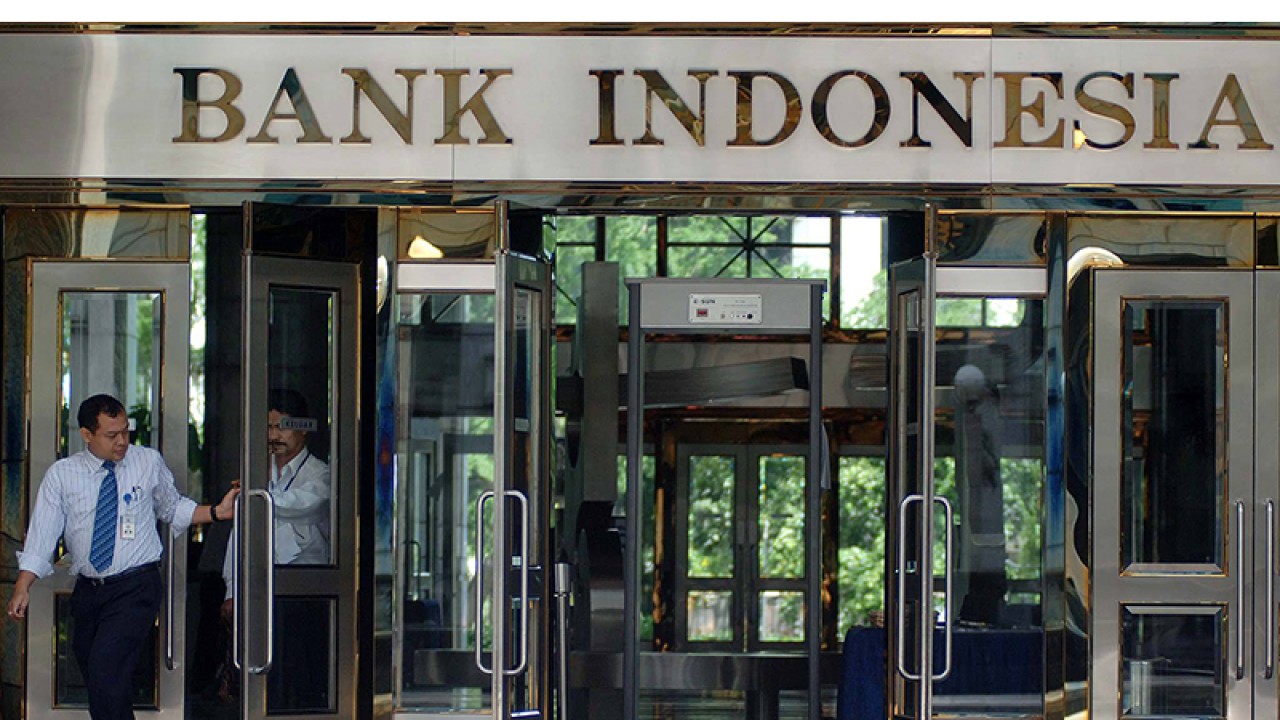 Ilustrasi - Sejumlah pegawai melintasi lobi gedung Bank Indonesia di Jakarta. (FOTO ANTARA/Puspa Perwitasari/ss/pd/aa.)