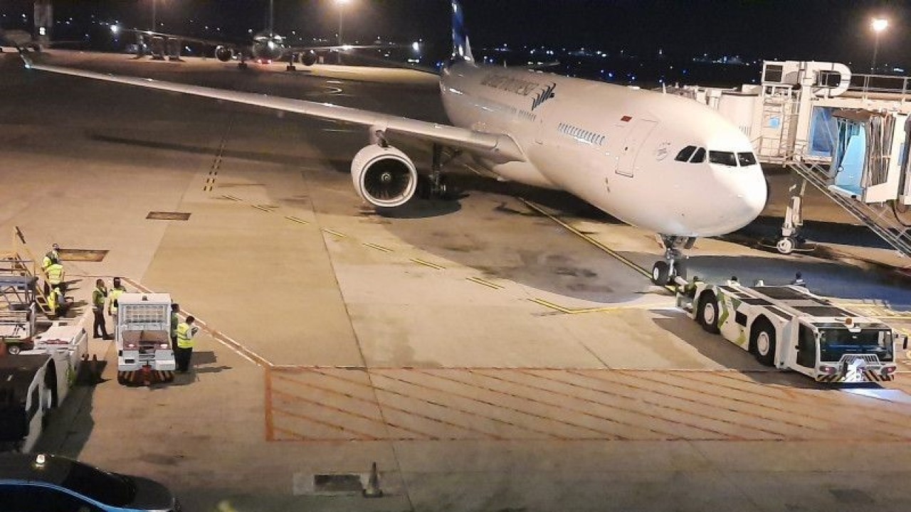 Ilustrasi- sejumlah petugas bandara saat mempersiapkan pesawat untuk melakukan penerbangan di Bandara Internasional Soekarno-Hatta. (Azmi).