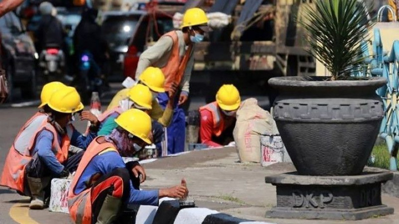 Ilustrasi - Sejumlah tenaga kerja melaksanakan program padat karya tunai Kementerian PUPR. ANTARA/HO-Kementerian PUPR/aa.