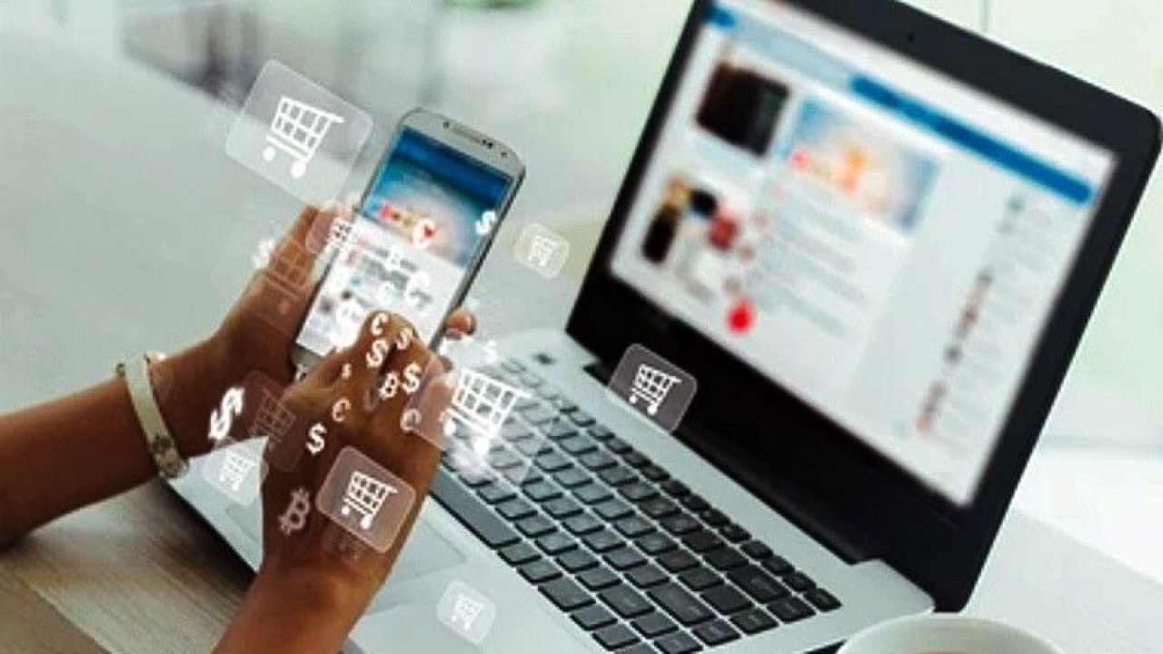 Ilustrasi - Seorang konsumen mengunakan gawainya untuk berbelanja secara online. ANTARA/Shutterstock/Phunkod/am.