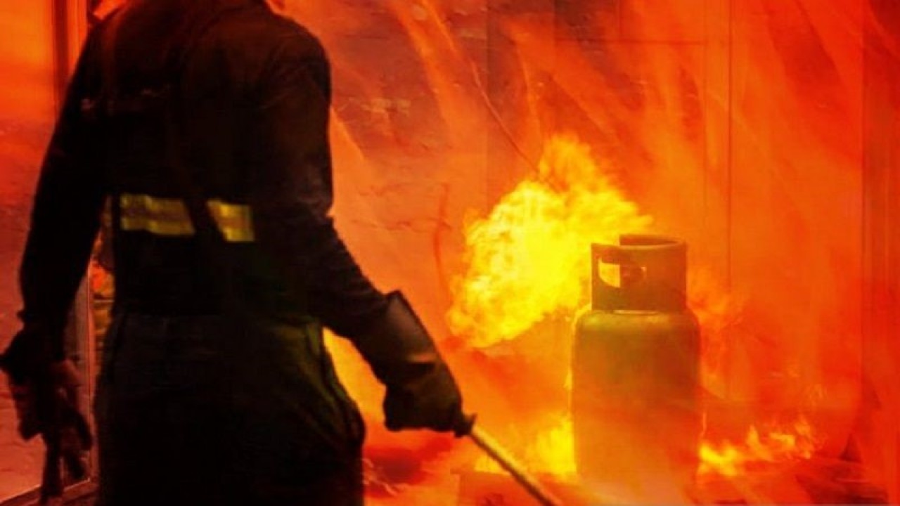 Ilustrasi - Seorang pemadam berusaha memadamkan api dari sebuah ledakan tabung gas. (ANTARA/HO-Aspri/am.)