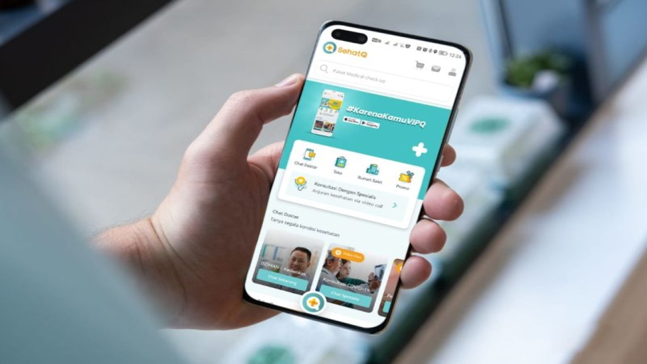 Ilustrasi seorang pengguna membuka aplikasi telemedisin SehatQ. (ANTARA/HO)