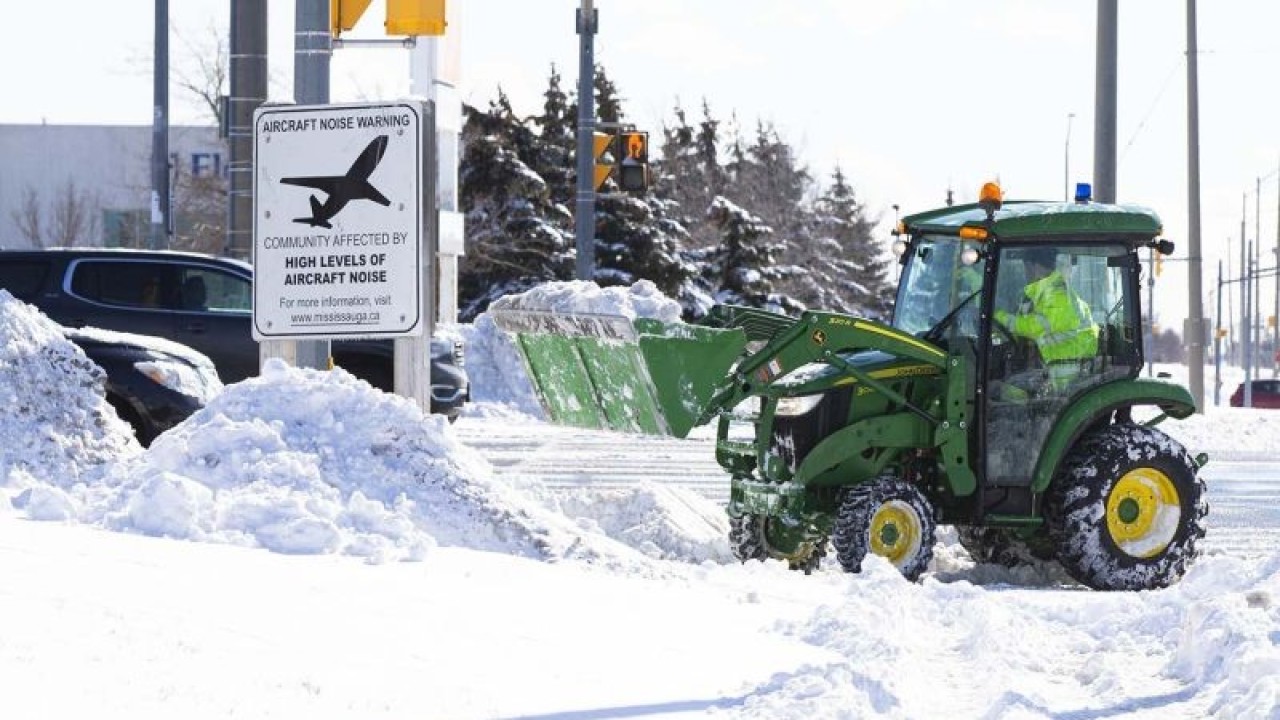 Ilustrasi - Seorang petugas mengendarai buldoser untuk membersihkan salju di trotoar. ANTARA FOTO/Xinhua/Zou Zheng/aww.