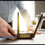 Ilustrasi - Seorang pria memasang kabel LAN router internet. (ANTARA/Shutterstock/am) (ANTARA/Shutterstock/am)-1674791171