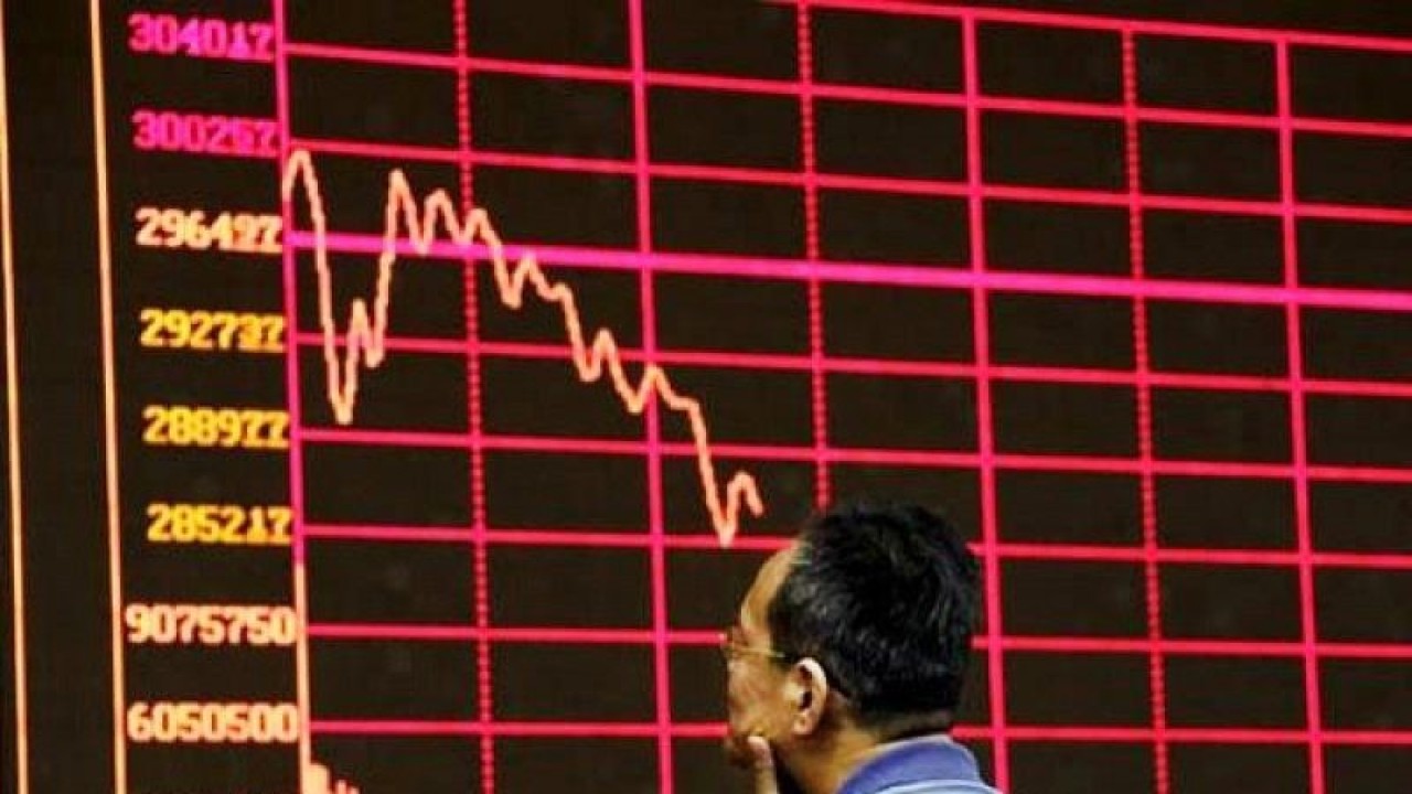 Ilustrasi - Seorang warga mengamati grafik pada layar informasi perdagangan saham di Shanghai Stock Exchange. ANTARA/REUTERS/Jason Lee/aa.