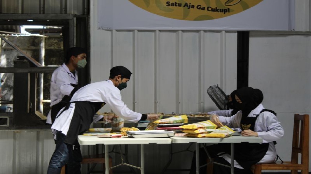 Ilustrasi- Situasi rumah produksi IKM pisang goreng beku di Lampung. ANTARA/Ruth Intan Sozometa Kanafi.