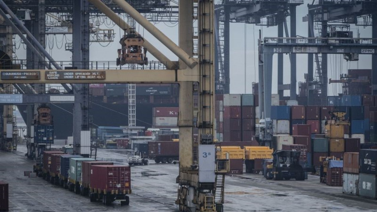 Ilustrasi: Suasana aktivitas bongkar muat peti kemas di Pelabuhan Tanjung Priok, Jakarta. ANTARA FOTO/Aprillio Akbar/rwa.