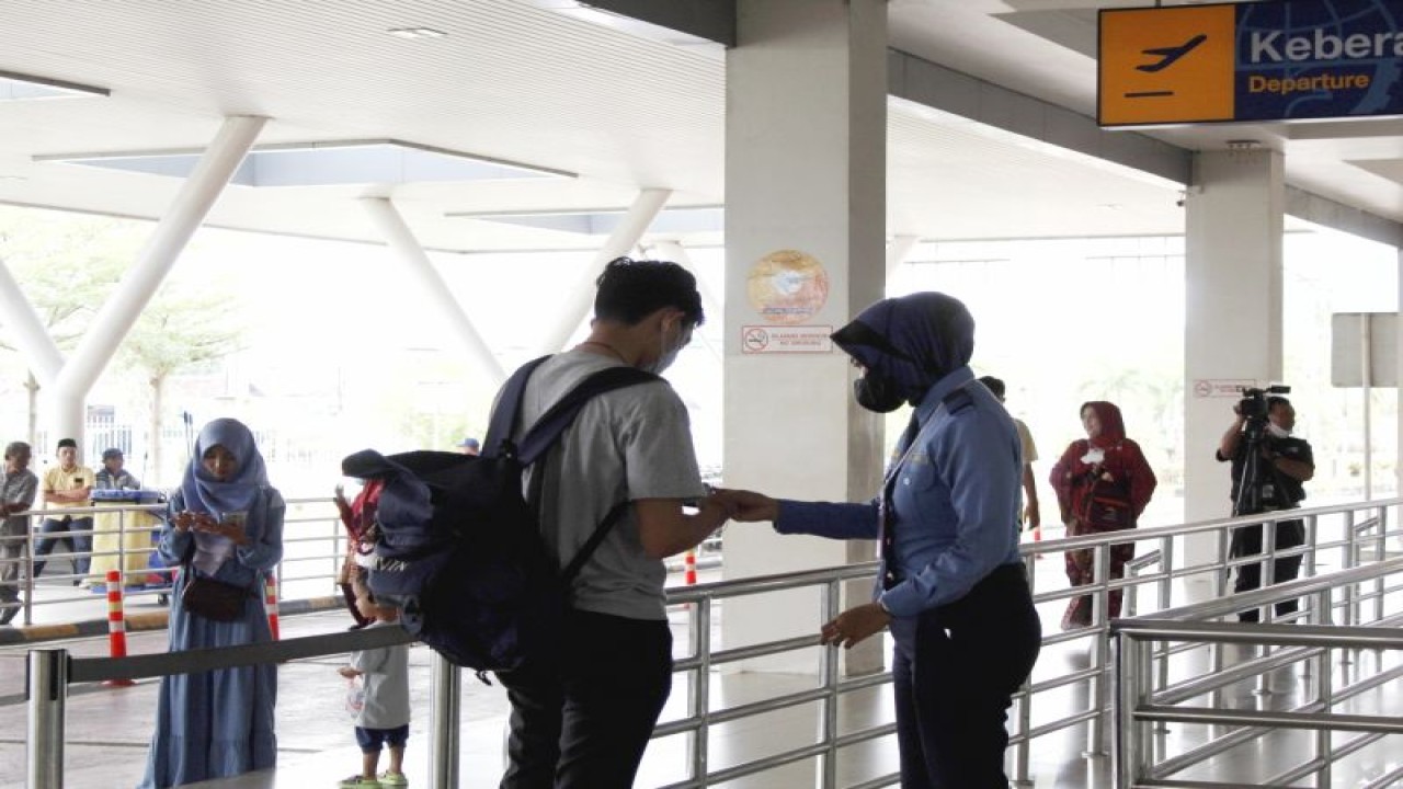 Ilustrasi- Suasana Bandara Radin Inten II Lampung saat periode Natal dan Tahun Baru 2023. ANTARA/Ruth Intan Sozometa Kanafi.
