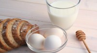 Ilustrasi-- Susu dan telur. Protein hewani antara lain bisa diperoleh dari susu dan telur. (Pixabay)-1674703176