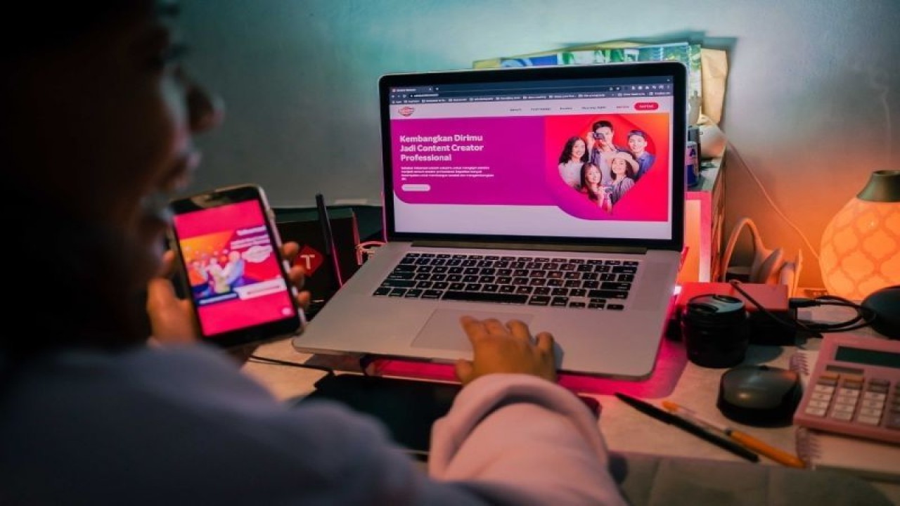 Ilustrasi talenta digital Telkomsel melalui program Sahabat Telkomsel (ANTARA/HO/IST)
