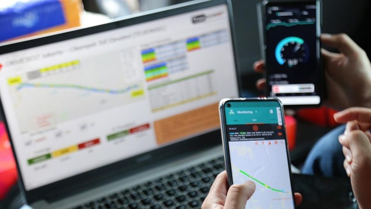 Ilustrasi - Tim teknisi melakukan uji jaringan dan kecepatan layanan data. (ANTARA/HO-Telkomsel/aa /Handout Telkomsel)