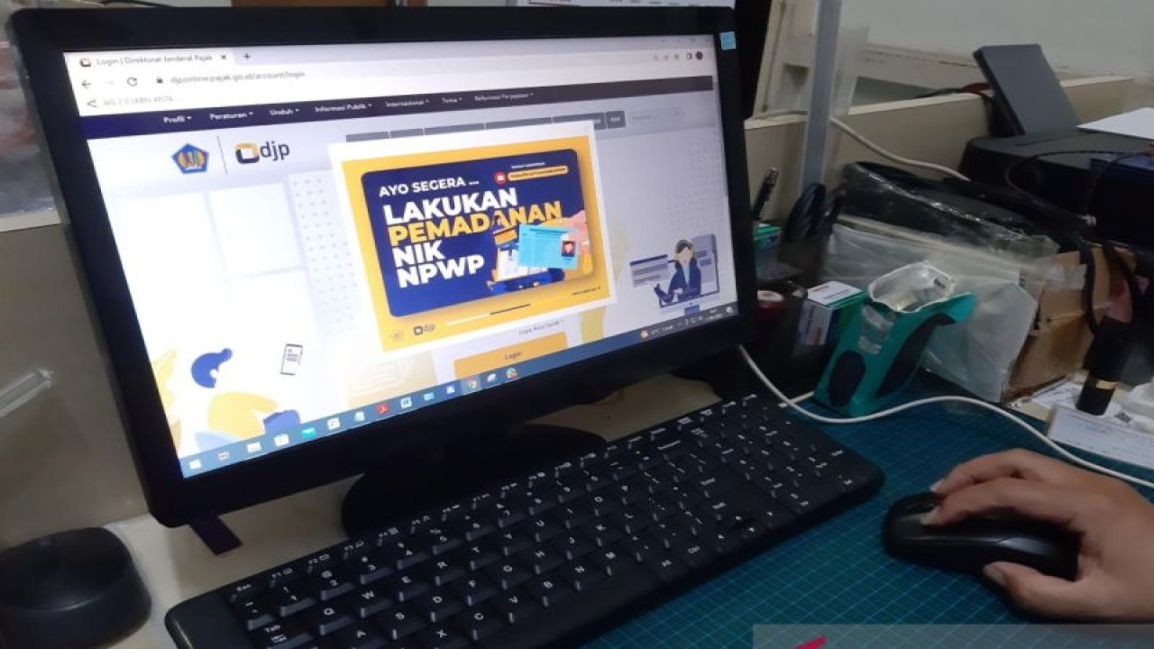 Ilustrasi - Wajib pajak membuka layanan online perpajakan. (ANTARA/Dedi)