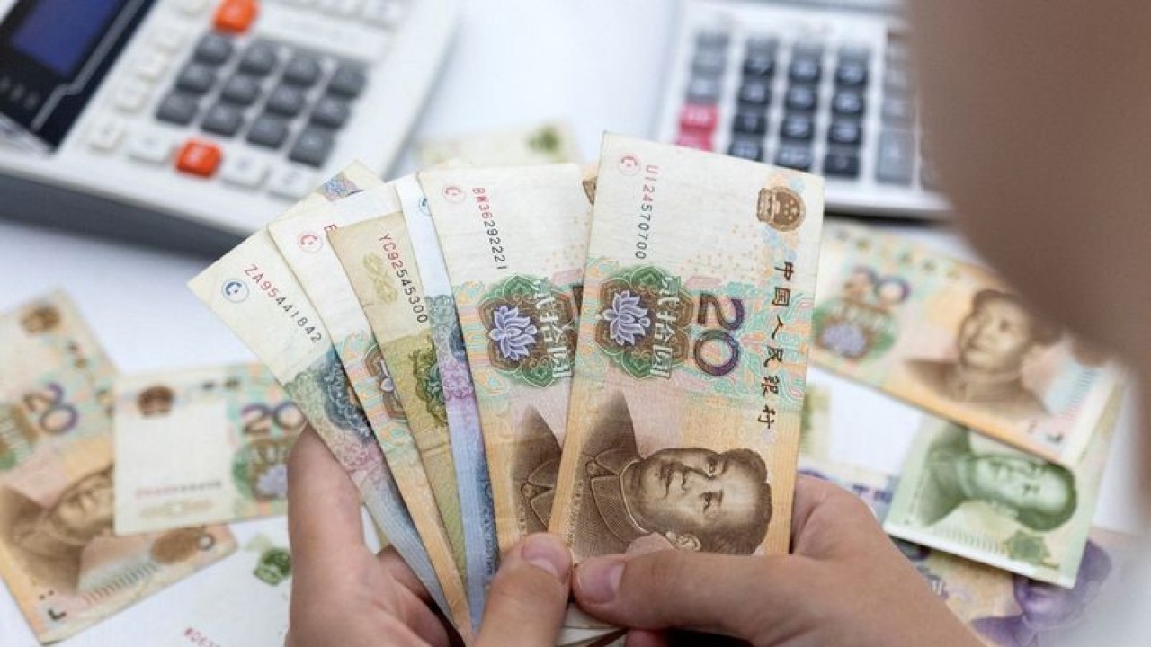 Ilustrasi - Wanita memegang uang kertas yuan China. ANTARA/REUTERS/Dado Ruvic/aa.