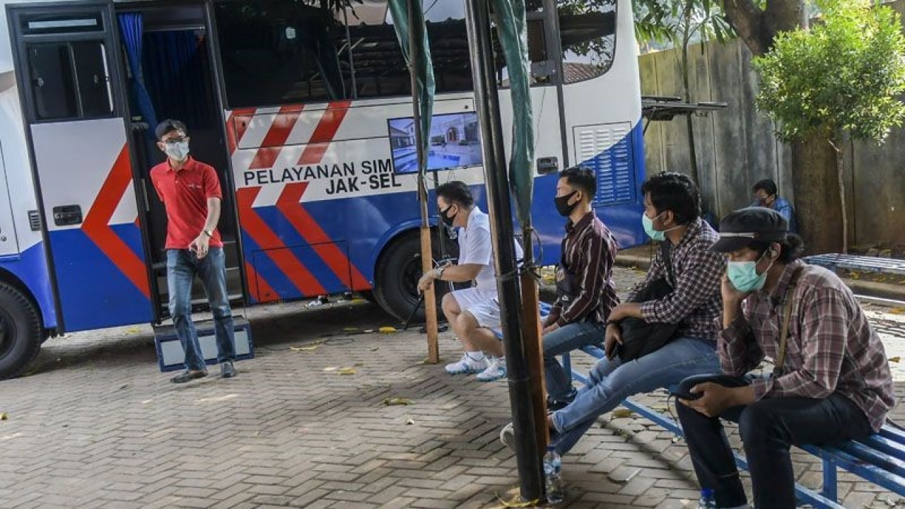 Ilustrasi - Warga antre untuk memperpanjang surat izin mengemudi (SIM) di layanan SIM Keliling Kalibata, Jakarta. ANTARA FOTO/Galih Pradipta/hp/aa.