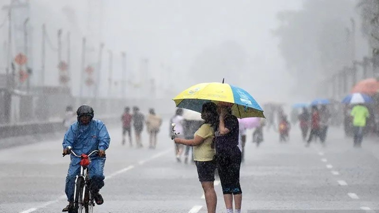 Ilustrasi - Warga berteduh di bawah payung ketika hujan lebat mengguyur kawasan MH Thamrin dan Bunderan HI, Jakarta. (ANTARA FOTO/M Agung Rajasa/pd/aa.)