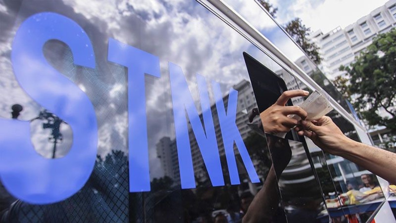 Ilustrasi - Warga memperpanjang Surat Tanda Nomor Kendaraan (STNK) di Samsat Keliling Lapangan Banteng, Jakarta. ANTARA FOTO/Muhammad Adimaja/pd/aa.