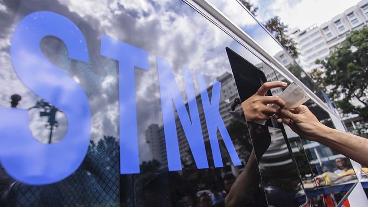 Ilustrasi - Warga memperpanjang Surat Tanda Nomor Kendaraan (STNK) di Samsat Keliling Lapangan Banteng, Jakarta. ANTARA FOTO/Muhammad Adimaja/pd/aa.