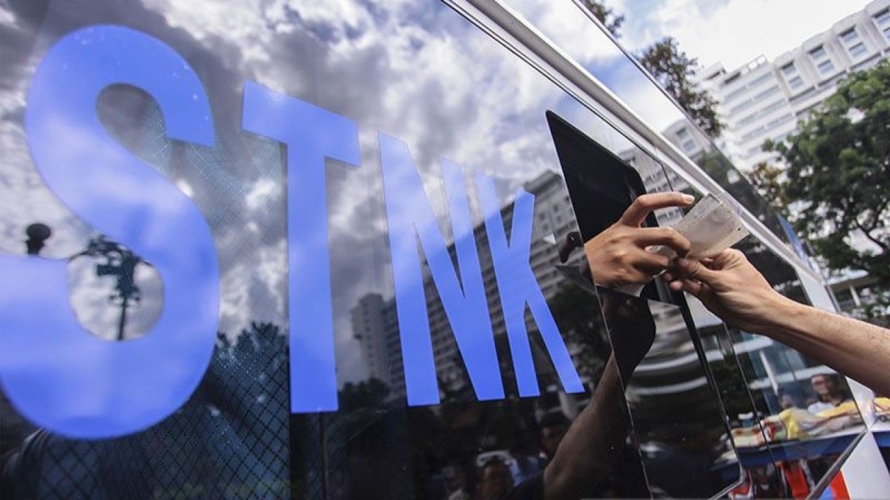 Ilustrasi - Warga memperpanjang Surat Tanda Nomor Kendaraan (STNK) di Samsat Keliling Lapangan Banteng, Jakarta. ANTARA FOTO/Muhammad Adimaja/pd/aa.