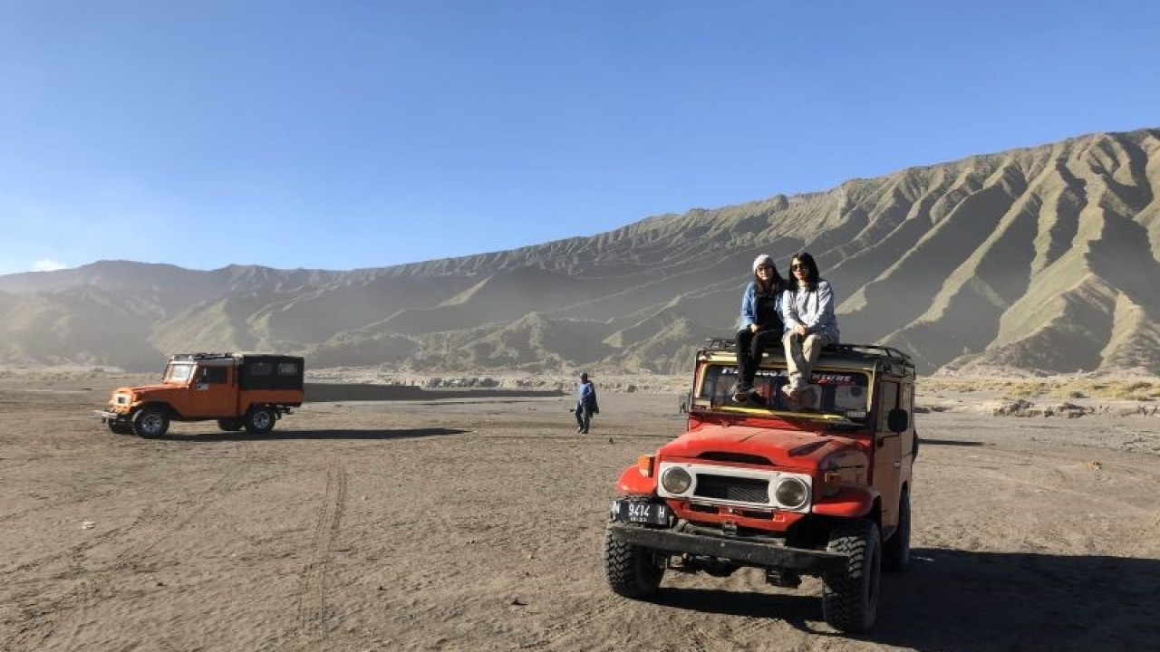 Ilustrasi - Wisatawan berpose di atas kendaraan jeep di kawasan Taman Nasional Bromo Tengger Semeru, di Jawa Timur. ANTARA/Vicki Febrianto.