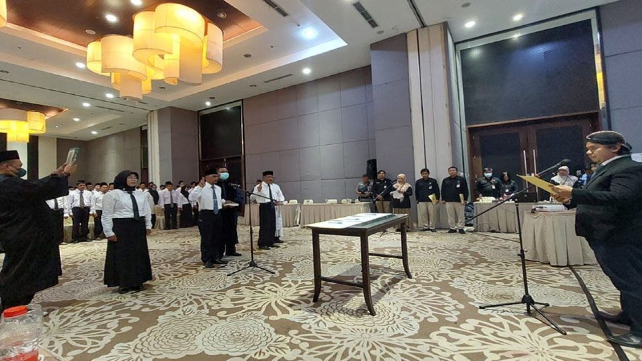 Ketua KPU Kabupaten Banyumas Imam Arif Setiadi (kanan) mengambil sumpah dan janji 135 anggota PPK se-Kabupaten Banyumas di Purwokerto, Banyumas, Rabu (4/1/2023). ANTARA/HO-KPU Banyumas