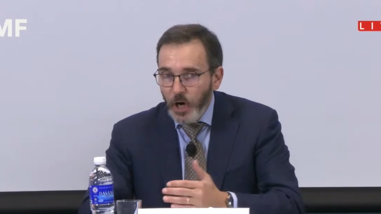 Chief Economist and Director Research Department Pierre-Olivier Gourinchas dalam konferensi pers "World Economic Outlook Update" yang dipantau secara daring di Jakarta, Selasa (31/01/2023). (ANTARA/Agatha Olivia Victoria)