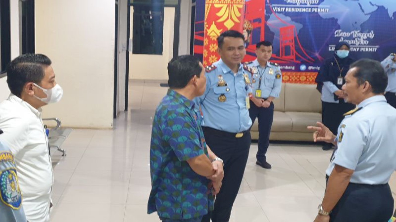 Kadiv Keimigrasian Kanwil Kemenkumham Sumsel, Herdaus, Kepala Imigrasi Palembang, Mohammad Ridwan, dan pejabat lainnya memantau pelayanan kepada masyarakat di Palembang, Senin (16/1/2023). (FOTO ANTARA/Yudi Abdullah)