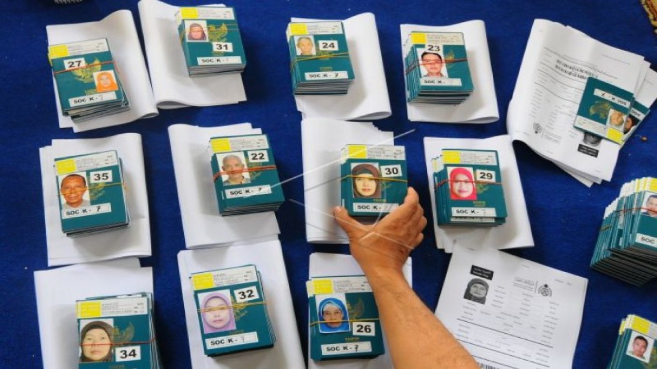 Ilustrasi - Petugas Panitia Penyelenggara Ibadah Haji (PPIH) menata dokumen paspor dan visa jamaah calon haji yang sudah siap untuk dibagikan. (ANTARA FOTO/Aloysius Jarot Nugroho)