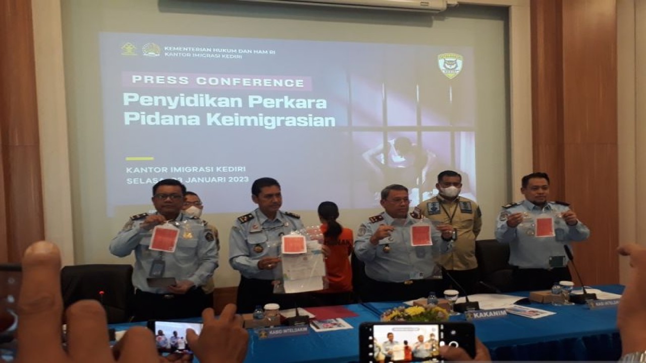 Kepala Kantor Imigrasi Kediri Erdiansyah menunjukkan sejumlah berkas saat gelar perkara kasus pembuatan dokumen untuk pengiriman TKI nonprosedural di Imigrasi Kediri, Jawa Timur, Selasa (3/1/2023). ANTARA/ Asmaul