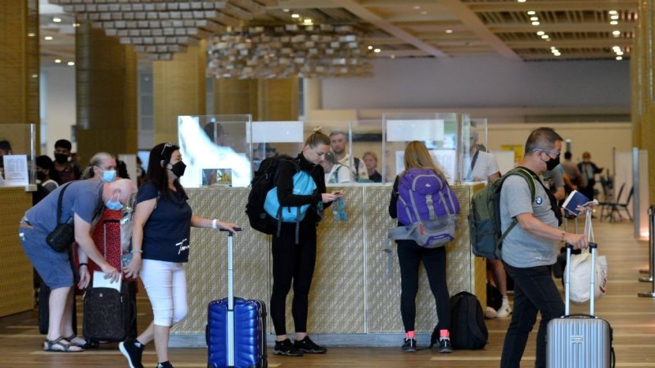 Penumpang pesawat udara mengikuti pemeriksaan dokumen keimigrasian di konter imigrasi setibanya di Terminal Internasional Bandara I Gusti Ngurah Rai, Badung, Bali, Senin (24/10/2022). ANTARA FOTO/Fikri Yusuf/wsj