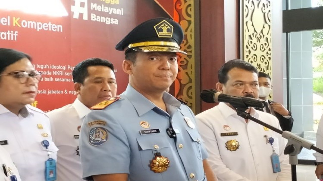 Direktur Jenderal Imigrasi Kementerian Hukum dan Hak Asasi Manusia (Kemenkumham) RI Silmy Karim saat diwawancarai awak media massa usai dilantik menjadi Dirjen Imigrasi di Jakarta, Rabu, (4/1/2023). (ANTARA/Muhammad Zulfikar).