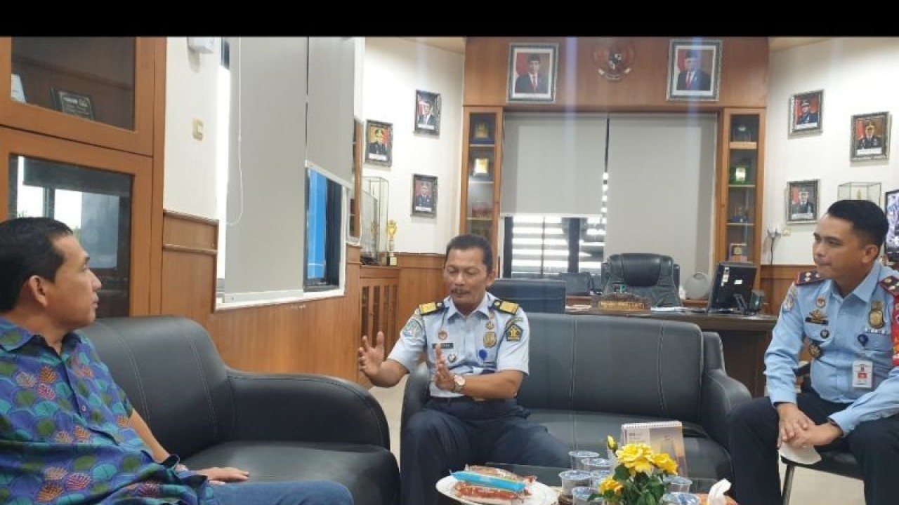 Kadiv Keimigrasian Kanwil Kemenkumham Sumsel Herdaus, Kepala Kantor Imigrasi Palembang M Ridwan, bersama Wali Kota Lubuklinggau SN Prana Putra Sohe membahas pelayanan keimigrasian di daerah. ANTARA/Yudi Abdullah/22