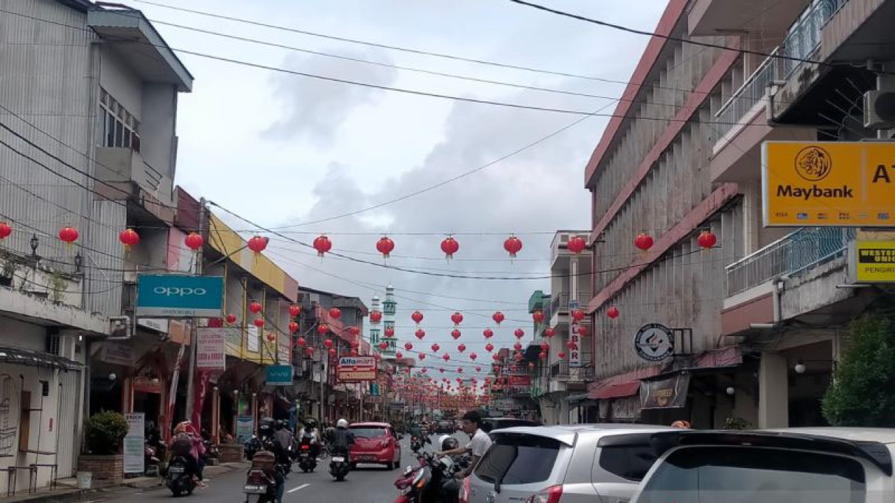 Panitia Imlek dan Cap Go Meh Singkawang mulai memasang ribuan Lampion di sejumlah sudut kota tersebut (rudi)