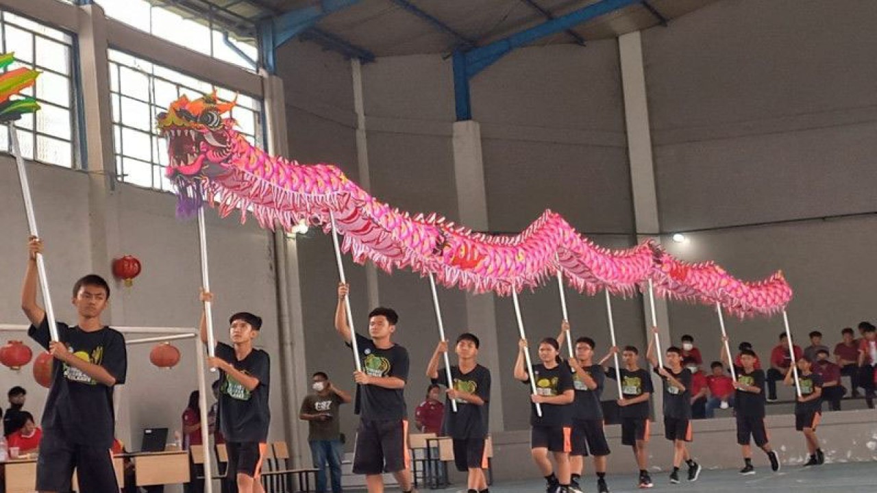 Atraksi tim liong dari SMP Kanisius Kudus, Jawa Tengah, dalam merayakan Tahun Baru China 2574 (Imlek) di aula SMPK, Jumat (20/1/2023). ANTARA/Akhmad Nazaruddin Lathif
