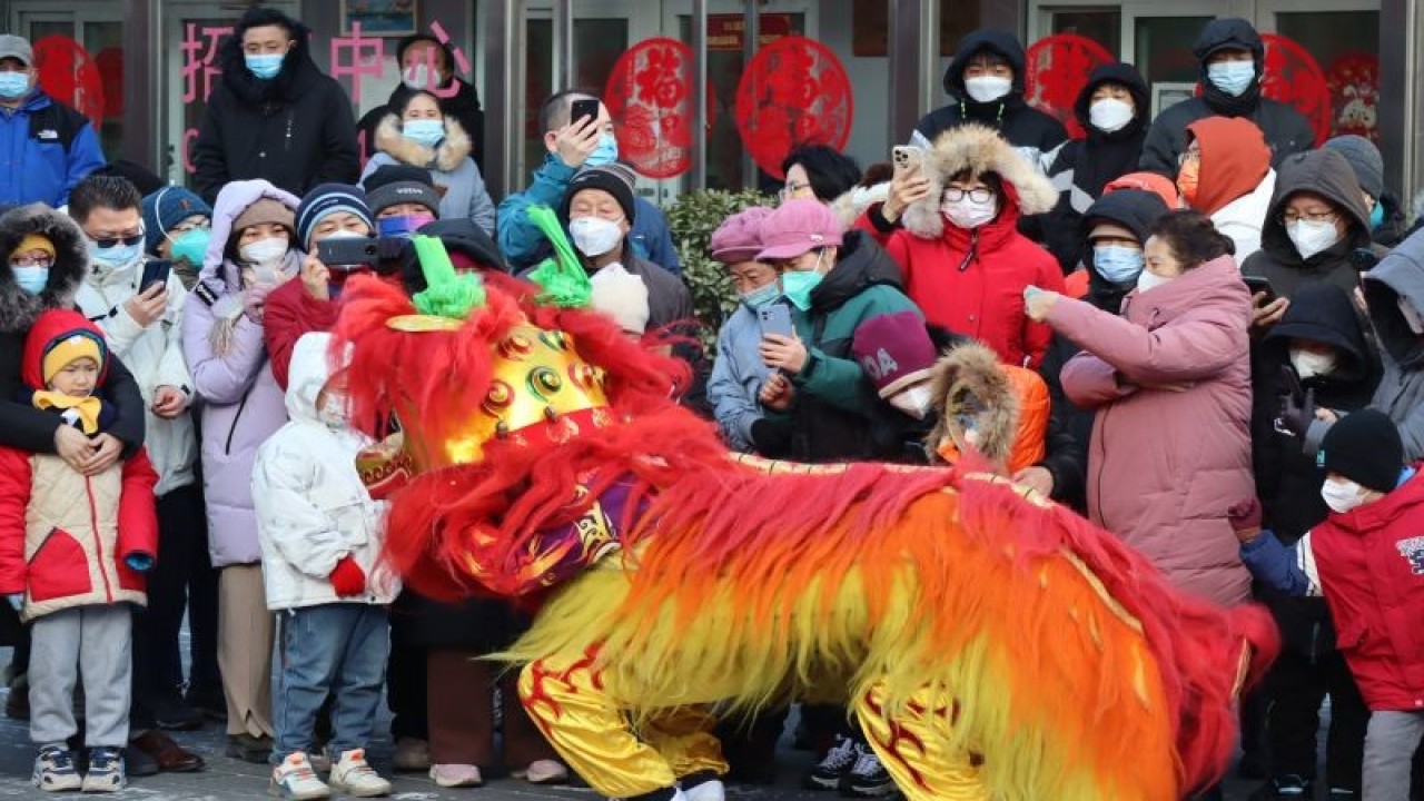 Atraksi kesenian barongsai menghibur para pengunjung Pasar Seni Panjiayuan, Kota Beijing, China, Senin (23/1/2023) untuk meramaikan perayaan Tahun Baru Imlek. Libur nasional Imlek di China berlangsung pada 23-30 Januari 2023. ANTARA/M. Irfan Ilmie