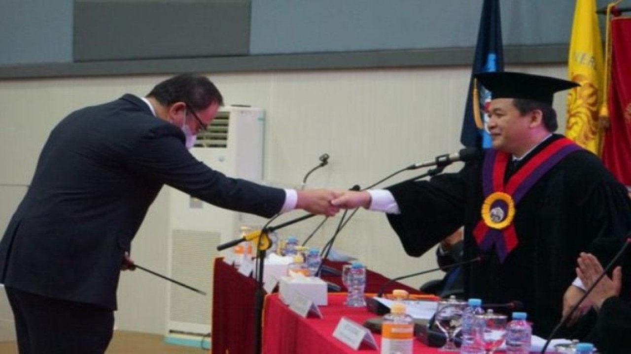 Doktor bidang Ilmu Administrasi, Program Pasca Sarjana Fakultas Ilmu Administrasi Universitas Indonesia (FIA UI) Dr. Yana Ernawan (kiri). ((ANTARA/HO: Humas UI).)