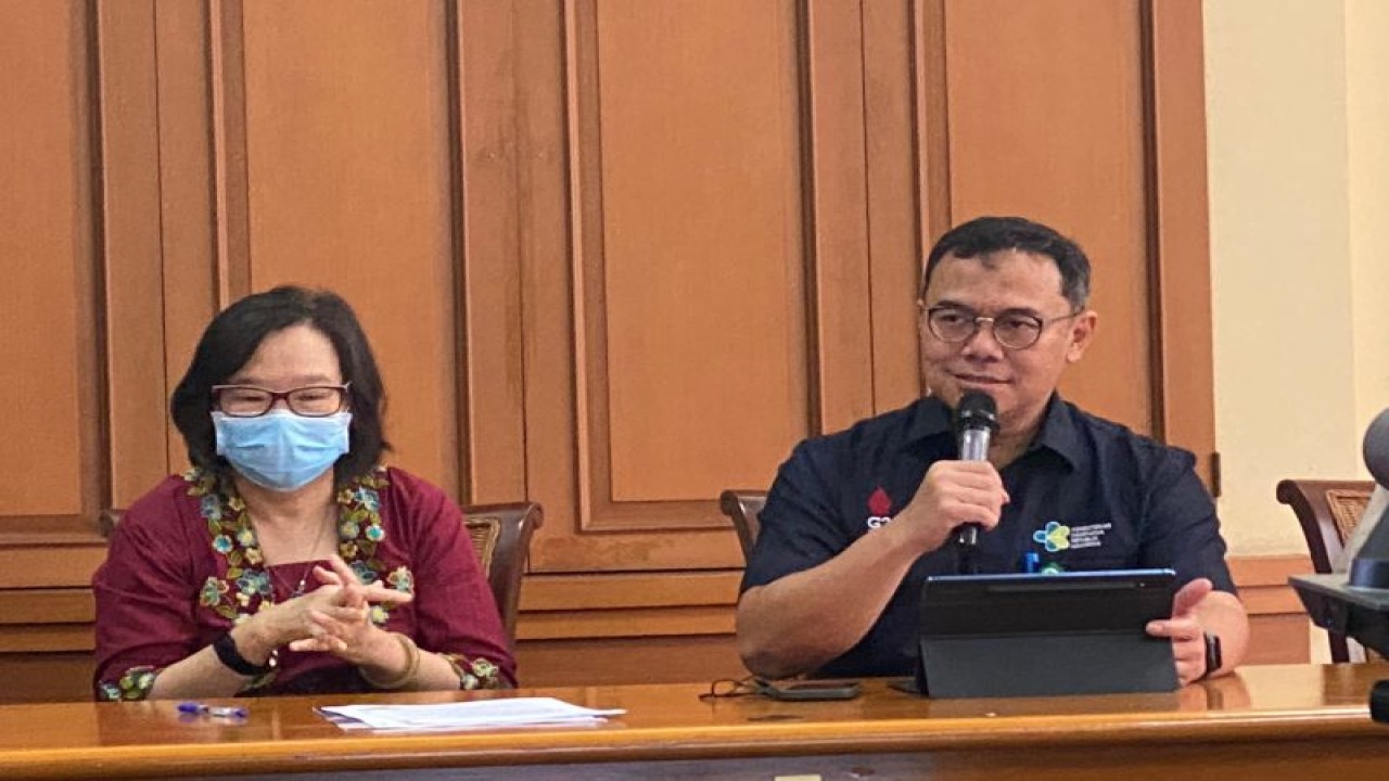 Direktur Pencegahan dan Pengendalian Penyakit Menular Kemenkes Imran Pambudi (kanan) dalam Temu Media NTD’s Day yang diikuti di Jakarta, Senin (30/1/2023). (ANTARA/Hreeloita Dharma Shanti)