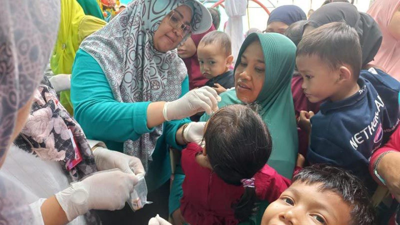 Petugas medis memberikan imunisasi polio kepada anak di Lhokseumawe, Sabtu (17/12/2022). ANTARA/Dedy Syahputra