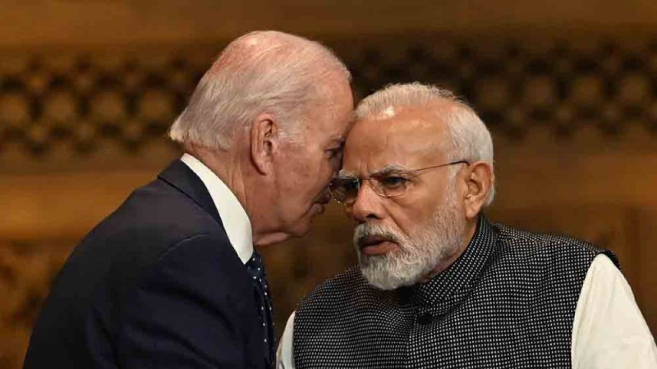 Perdana Menteri India Narendra Modi (kanan) berbincang dengan Presiden Amerika Serikat Joe Biden (kiri) di sela pembukaan KTT G20 di Nusa Dua, Bali, Selasa (15/11/2022). ANTARA FOTO/Media Center G20 Indonesia/Prasetyo Utomo/rwa.