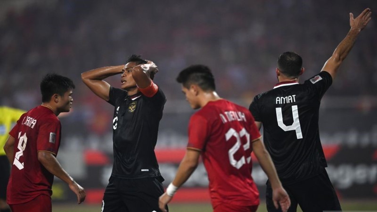 Pesepak bola Timnas Indonesia Fachruddin Aryanto (kedua kiri) bereaksi usai gagal membobol gawang Timnas Vietnam dalam pertandingan leg 2 babak semi final Piala AFF 2022 di Stadion Nasional My Dinh, Hanoi, Vietnam, Senin (9/1/2023). ANTARA FOTO/Aditya Pradana Putra/tom. (ANTARA FOTO/ADITYA PRADANA PUTRA)