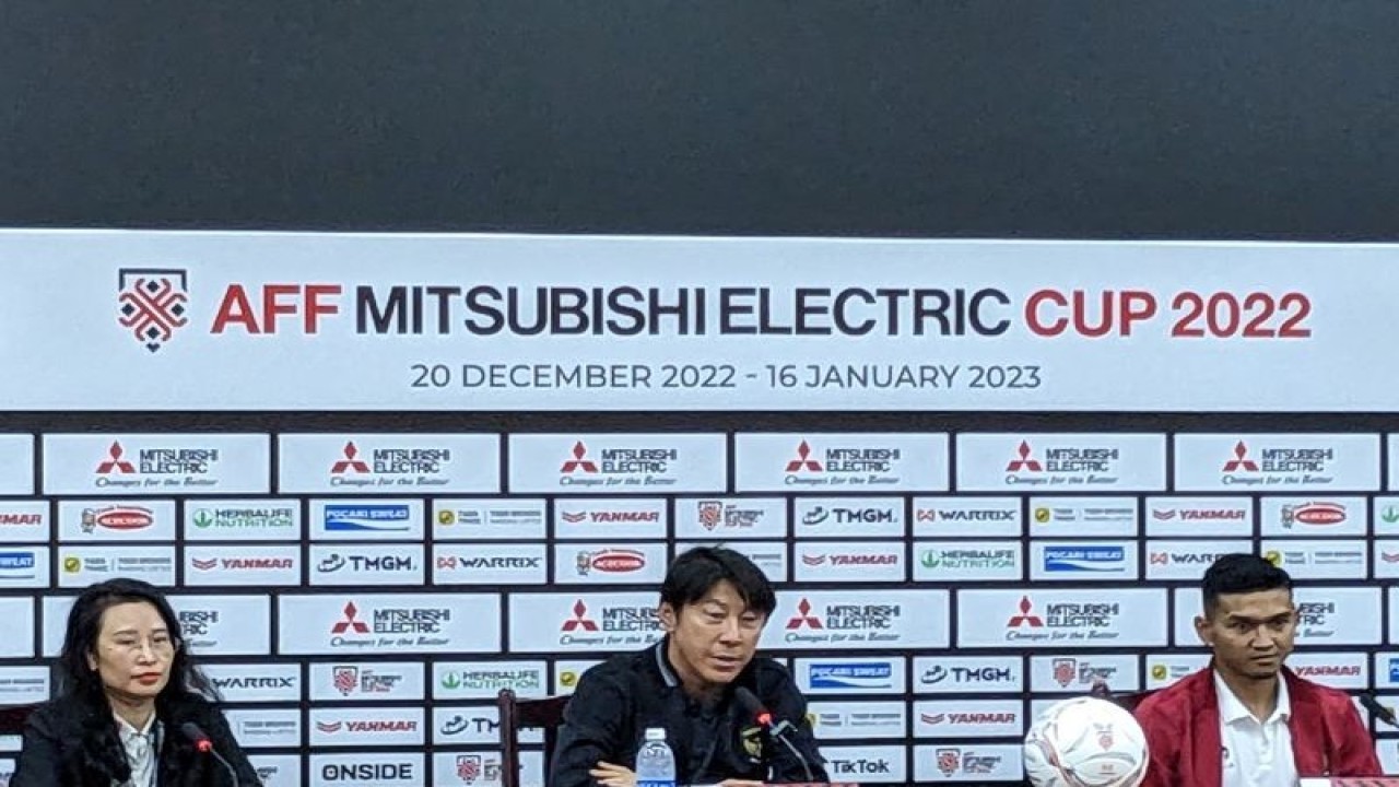 Pelatih tim nasional Indonesia Shin Tae-yong (tengah) dan penyerang skuadnya Dendy Sulistyawan (kanan) memberikan pernyataan dalam konferensi pers sebelum pertandingan leg kedua semifinal Piala AFF 2022 kontra tuan rumah Vietnam di Kantor VFF, Hanoi, Minggu (8/1/2023). (ANTARA/Michael Siahaan)