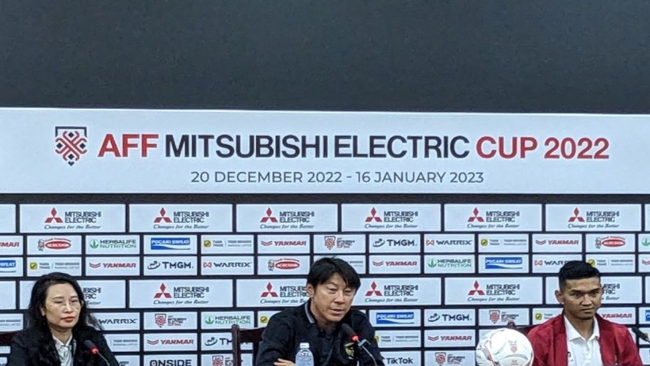 Pelatih tim nasional Indonesia Shin Tae-yong (tengah) dan penyerang skuadnya Dendy Sulistyawan (kanan) memberikan pernyataan dalam konferensi pers sebelum pertandingan leg kedua semifinal Piala AFF 2022 kontra tuan rumah Vietnam di Kantor VFF, Hanoi, Minggu (8/1/2023). (ANTARA/Michael Siahaan)