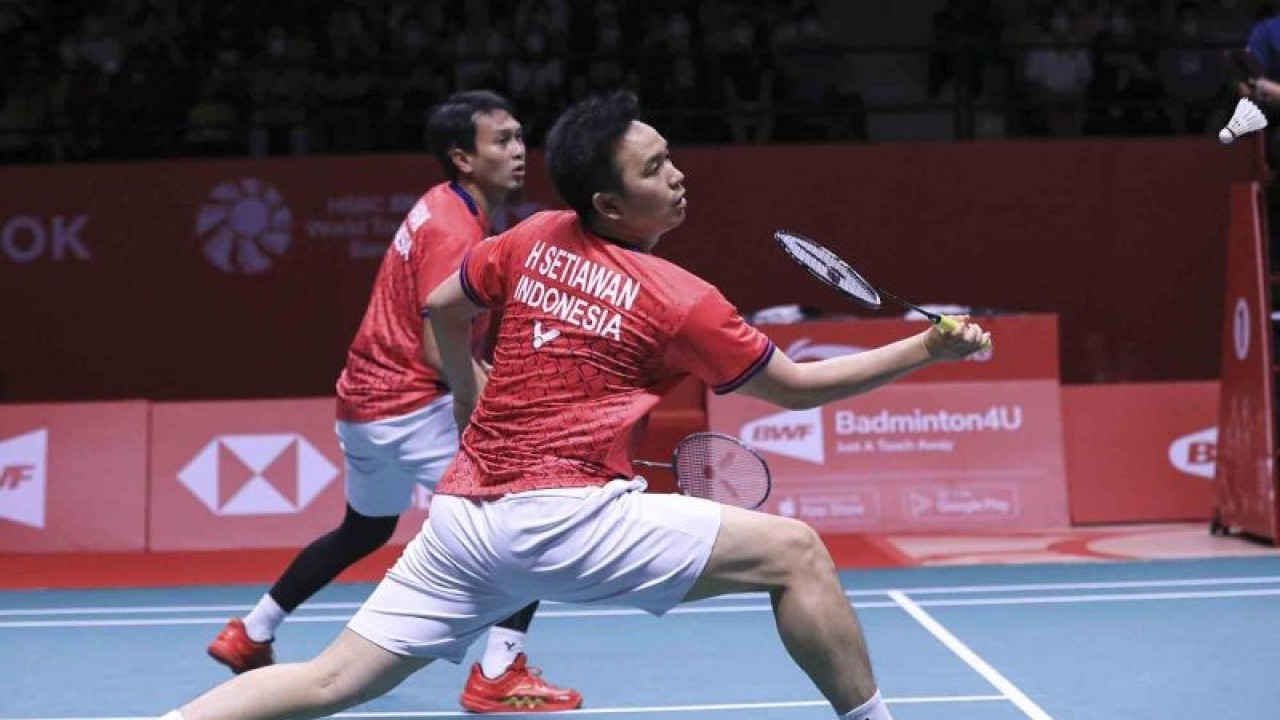 Arsip - Pebulu tangkis ganda putra Indonesia Hendra Setiawan (kanan) dan Mohammad Ahsan (kiri) memukul kok ke arah lawannya asal Malaysia Ong Yew Sin dan Teo Ee Yi dalam babak semi final BWF World Tour Finals 2022 di Nimibutr Arena, Bangkok, Thailand, Sabtu (10/12/2022). ANTARA FOTO/Humas PBSI/Handout/wsj.