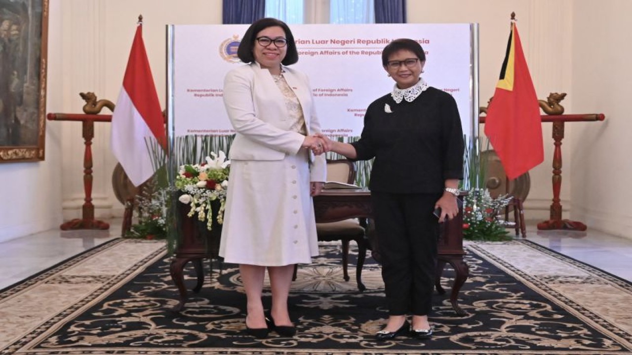 Menteri Luar Negeri RI Retno Marsudi (kanan) berjabat tangan dengan Menlu Timor Leste Adaljiza Albertina Xavier Reis Magno (kiri) di Gedung Pancasila, Kementerian Luar Negeri, Jakarta pada Rabu (11/1/2023). ANTARA/HO-Kemlu RI
