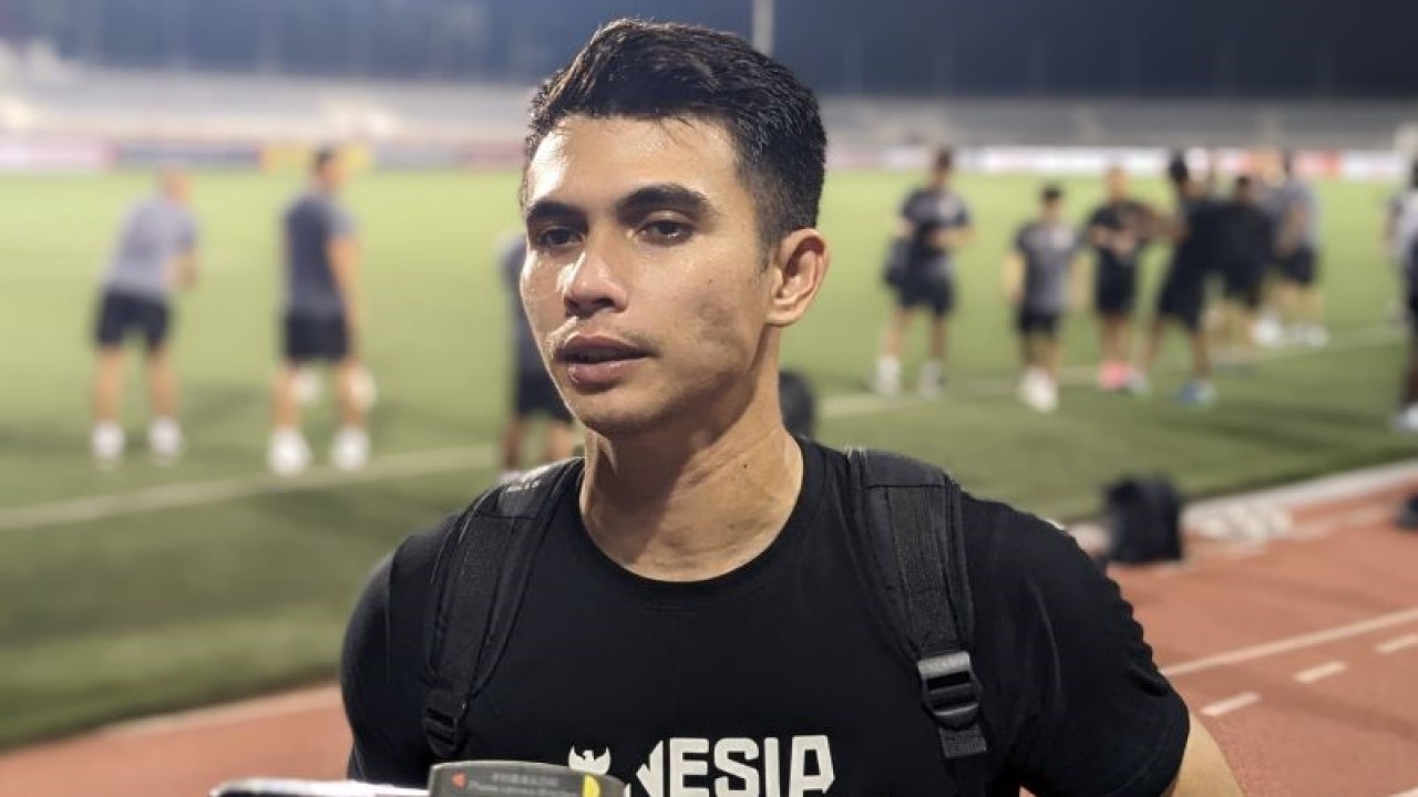 Penjaga gawang tim nasional Indonesia Nadeo Argawinata memberikan pernyataan kepada media usai berlatih di Stadion Rizal Memorial, Manila, Sabtu (31/12/2022), menjelang laga pamungkas Grup A Piala AFF 2022 kontra Filipina, Senin (2/1/2022). (ANTARA/Michael Siahaan)