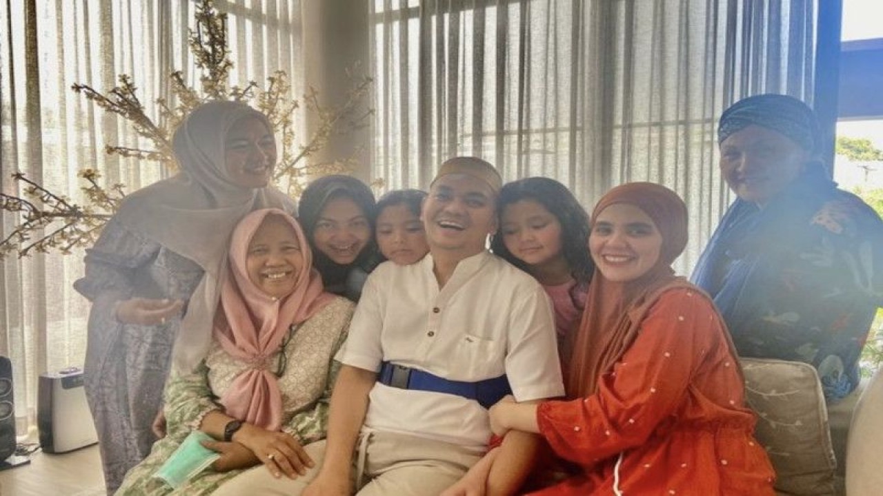 Tangkapan layar - Indra Bekti berkumpul dengan keluarga sepulangnya menjalani serangkaian perawatan dan operasi di rumah sakit (Instagram Aldila Jelita)