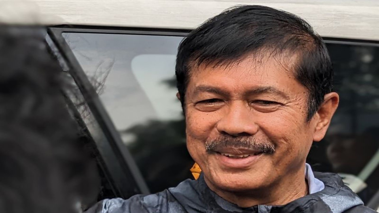 Direktur Teknik PSSI Indra Sjafri memberikan pernyataan kepada media soal masa depan pelatih timnas Shin Tae-yong kepada pewarta di GBK Arena, Jakarta, Senin (16/1/2023). (ANTARA/Michael Siahaan)